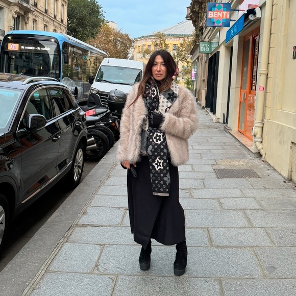 ✨LAST ONE✨Fabulous Faux Fur Coat - Picture 2 of 7